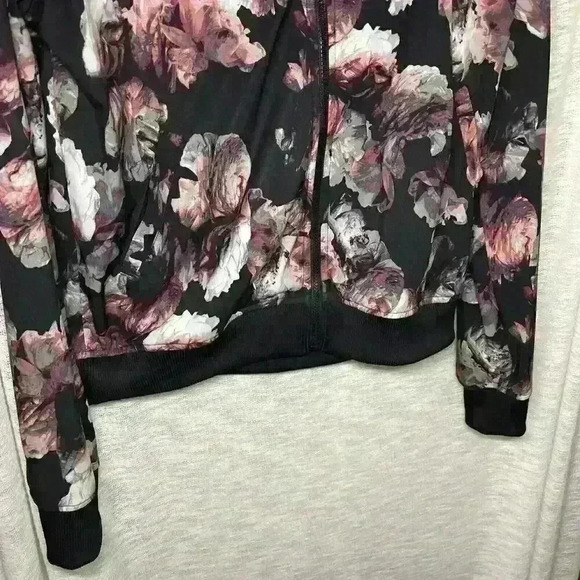 Victoria’s Secret Victoria Sport Floral Design Size Medium - Picture 4 of 15